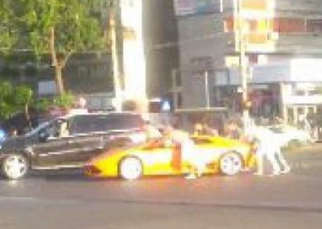 Lamborghini împins ca o Dacia 1300 în centrul Bucureştiului (VIDEO)