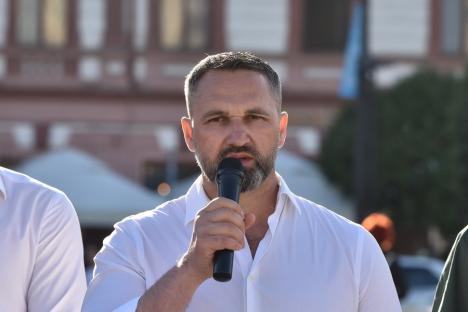 Controversatul deputat Mihai Lasca și-a lansat la Oradea un partid anti-UE, anti-satanism, anti-globalizare, anti-vaccinist și anti-LGBTQ (FOTO/VIDEO)