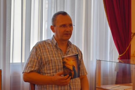 Profesorul şi ecologistul Orlando Balaş a lansat un volum de poezii dedicat Terrei şi unul de teatru social: „Despre ceea ce iubim, nu se poate tăcea” (FOTO)