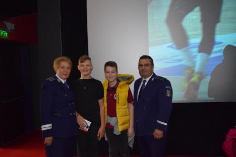 Polițiștii bihoreni au lansat un filmuleț anti-bullying, cu elevi, magicienii Eduard şi Bianca şi baschetbalişti ai CSM Oradea (FOTO / VIDEO)