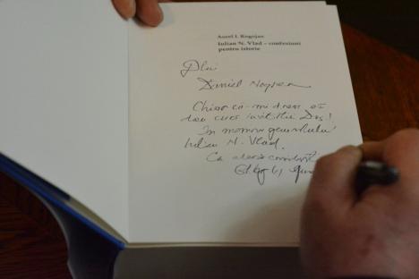 Din lumea serviciilor secrete. Bihoreanul Aurel Rogojan, general SRI în rezervă, a lansat la Oradea un volum de 'confesiuni' ale lui Iulian Vlad (FOTO)