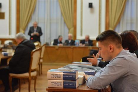 Din lumea serviciilor secrete. Bihoreanul Aurel Rogojan, general SRI în rezervă, a lansat la Oradea un volum de 'confesiuni' ale lui Iulian Vlad (FOTO)