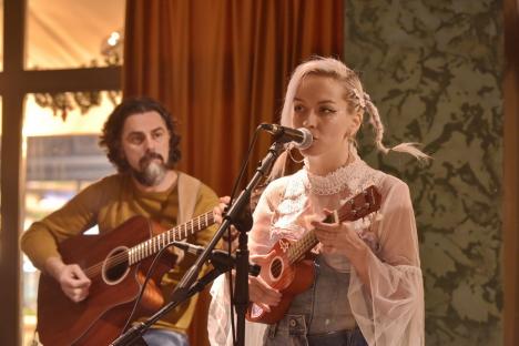 Lansare cu cântare, la Oradea: Concerte și vin spumant la lansarea colecției de interviuri a jurnalistei Camelia Bușu (FOTO)