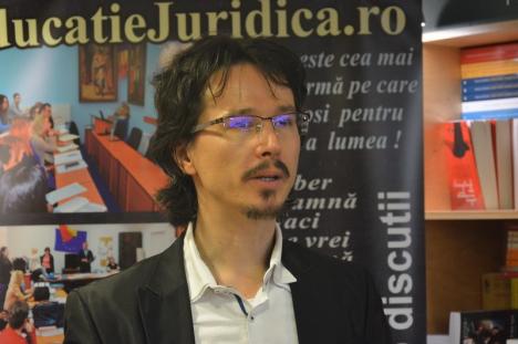Judecătorul Cristi Danileţ a predat „lecţii deschise” de educaţie juridică la Tărian și la Oradea (FOTO)