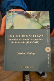 „Eu cu cine votez?” – Lansarea celei mai recente cărţi a conferenţiarului Cristina Matiuţa, despre dinamica partidelor, prilej de dialog cu publicul (FOTO)