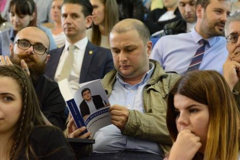 Jurnalistul-diplomat Emil Hurezeanu a făcut sală plină la Universitate, unde şi-a lansat 'Jurnalul politic românesc' din anii ’96-2015 (FOTO)