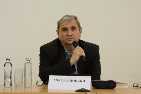 Jurnalistul-diplomat Emil Hurezeanu a făcut sală plină la Universitate, unde şi-a lansat 'Jurnalul politic românesc' din anii ’96-2015 (FOTO)