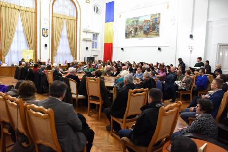 Omagiu lui Corneliu Coposu: Sala Mare a Primăriei Oradea, plină la lansarea cărţii de „Poeme” gândite în cei 17 ani de detenţie de „preşedintele moral al României” (FOTO)