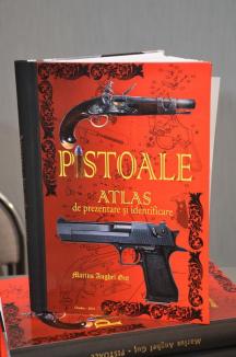 Premieră naţională: Un poliţist orădean a scris un atlas despre istoria pistoalelor şi revolverelor (FOTO)