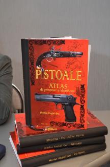 Premieră naţională: Un poliţist orădean a scris un atlas despre istoria pistoalelor şi revolverelor (FOTO)