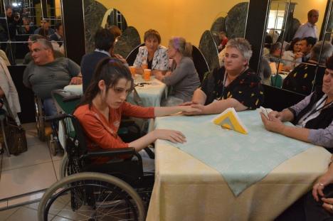 Sprijin pentru persoanele cu dizabilităţi. A fost lansată filiala orădeană a asociaţiei 'Ridică-te şi umblă' (FOTO)