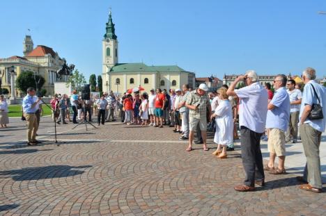 150 de orădeni de etnie maghiară s-au rugat şi au cântat Imnul Ungariei în Piaţa Unirii, cerând amplasarea unei statui a Sfântului Ladislau în centrul Oradiei (FOTO)