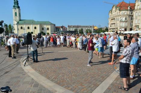 150 de orădeni de etnie maghiară s-au rugat şi au cântat Imnul Ungariei în Piaţa Unirii, cerând amplasarea unei statui a Sfântului Ladislau în centrul Oradiei (FOTO)