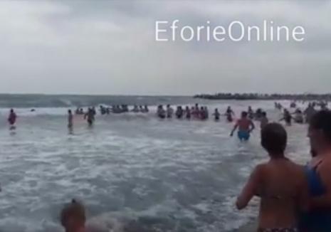 Lanț uman pentru salvarea din mare a unor fete care riscau să se înece la Eforie Nord (VIDEO)