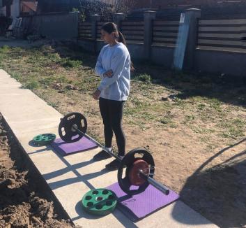 Cu gândul la Jocurile Olimpice de la Tokyo, judoka Larisa Florian se pregăteşte... în grădina casei din Oradea