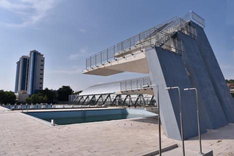 Lăsați pe uscat: Luate de la acvaparc pentru clubul CSM Oradea, bazinul olimpic și cel de sărituri zac abandonate (FOTO)