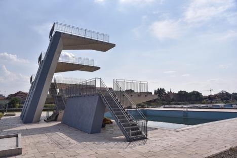 Lăsați pe uscat: Luate de la acvaparc pentru clubul CSM Oradea, bazinul olimpic și cel de sărituri zac abandonate (FOTO)