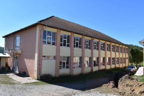 Şcoli 'bolnave': În plină pandemie, anul şcolar începe în Bihor cu zeci de grădiniţe şi şcoli fără autorizaţie sanitară (FOTO)
