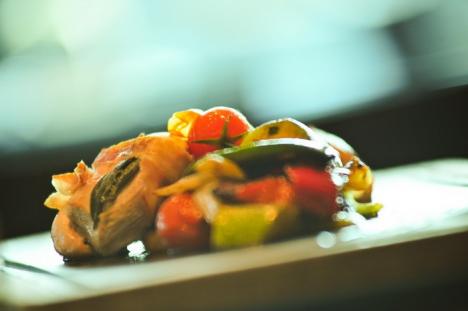 În culise: Clienţii Restaurantului Mediteranean Laurus au descoperit cum sunt preparate delicatesele noului meniu (FOTO)