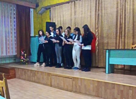Elevii din internatul Liceului 'Aurel Lazăr' au sărbătorit Crăciunul în avans cu recital de colinde, scenetă de teatru și un concurs (FOTO)