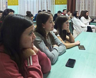 Elevii din internatul Liceului 'Aurel Lazăr' au sărbătorit Crăciunul în avans cu recital de colinde, scenetă de teatru și un concurs (FOTO)