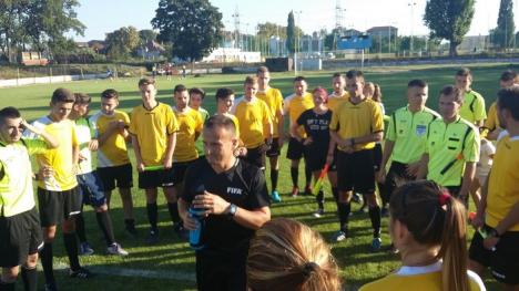 Lecţie practică pentru tinerii arbitri la Stadionul Tineretului (FOTO)