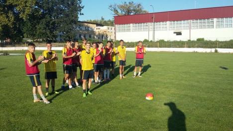 Lecţie practică pentru tinerii arbitri la Stadionul Tineretului (FOTO)