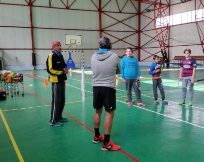Antrenorul austriac de origine română Raul Cristescu a predat, gratuit, lecții de tenis tinerilor bihoreni (FOTO)