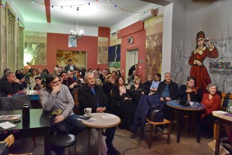 Serată de poezie în Oradea, în lectura autorului: „seniorul” Ioan Moldovan a făcut sală plină la Moszkva (FOTO)