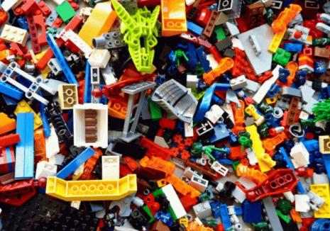 Percheziţii în Oradea: Peste 300 de jocuri LEGO contrafăcute, confiscate de la un orădean care le vindea pe internet