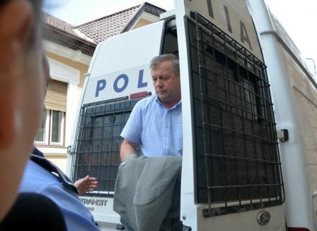 Directorul Casei de Pensii, Leontin Ţîrle, a fost prezentat Tribunalului Bihor în vederea arestării