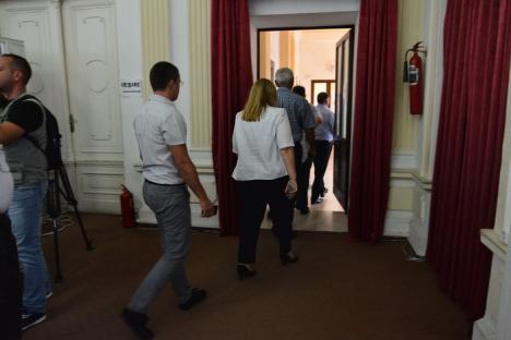 Consiliul Judeţean va plăti avocaţi în procesul în care acuză PNL Bihor că blochează abuziv proiectele judeţului. Liberalii au ieşit din sală (FOTO/VIDEO)