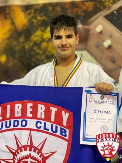 Tinerii judoka de la Liberty Oradea au încheiat anul cu rezultate bune la concursul internaţional de la Carei (FOTO)