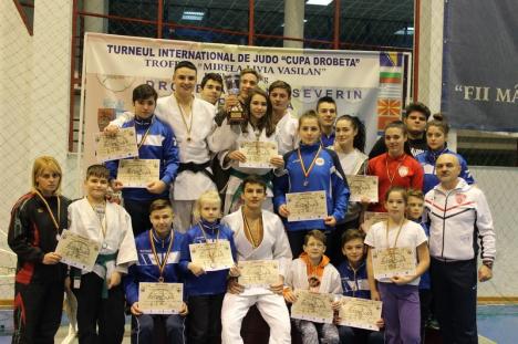 Judoka de la Liberty Oradea au cucerit 17 medalii la Cupa Severinului