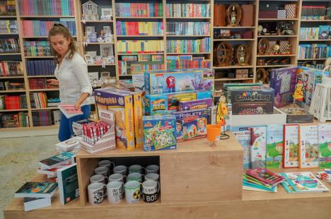 S-a deschis Compas, „o librărie faină”, în centrul Oradiei: peste 35.000 de produse, precum cărți, jocuri, obiecte de papetărie și de creație (FOTO/VIDEO)