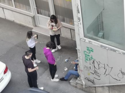 Şcoala vieţii: Orădenii de pe Corso, exasperaţi de elevii de la Ady Endre care fumează şi lasă mizerii în urma lor (FOTO)