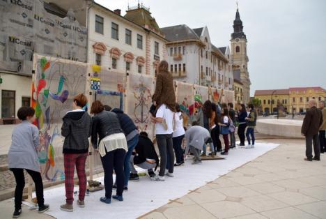 Culori şi muzică în Piaţa Unirii: Elevii de la Liceul de Artă fac demonstraţii de artă stradală în centrul Oradiei (FOTO/VIDEO)