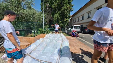 Duşi cu pluta... de pandemie: Elevii de la Liceul German din Oradea au făcut rafting pe Criş, cu două plute din PET-uri (FOTO / VIDEO)