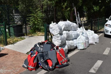 Duşi cu pluta... de pandemie: Elevii de la Liceul German din Oradea au făcut rafting pe Criş, cu două plute din PET-uri (FOTO / VIDEO)