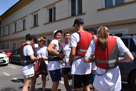 Duşi cu pluta... de pandemie: Elevii de la Liceul German din Oradea au făcut rafting pe Criş, cu două plute din PET-uri (FOTO / VIDEO)