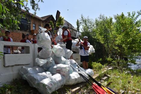 Duşi cu pluta... de pandemie: Elevii de la Liceul German din Oradea au făcut rafting pe Criş, cu două plute din PET-uri (FOTO / VIDEO)