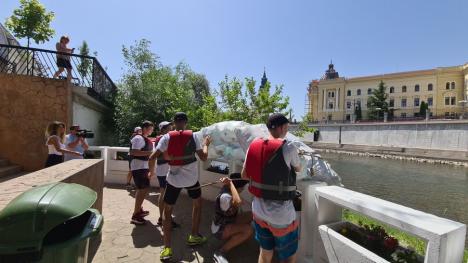 Duşi cu pluta... de pandemie: Elevii de la Liceul German din Oradea au făcut rafting pe Criş, cu două plute din PET-uri (FOTO / VIDEO)