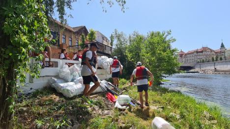 Duşi cu pluta... de pandemie: Elevii de la Liceul German din Oradea au făcut rafting pe Criş, cu două plute din PET-uri (FOTO / VIDEO)