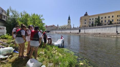 Duşi cu pluta... de pandemie: Elevii de la Liceul German din Oradea au făcut rafting pe Criş, cu două plute din PET-uri (FOTO / VIDEO)