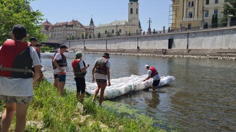 Duşi cu pluta... de pandemie: Elevii de la Liceul German din Oradea au făcut rafting pe Criş, cu două plute din PET-uri (FOTO / VIDEO)