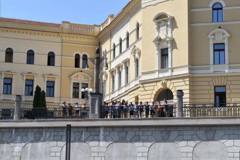 Duşi cu pluta... de pandemie: Elevii de la Liceul German din Oradea au făcut rafting pe Criş, cu două plute din PET-uri (FOTO / VIDEO)