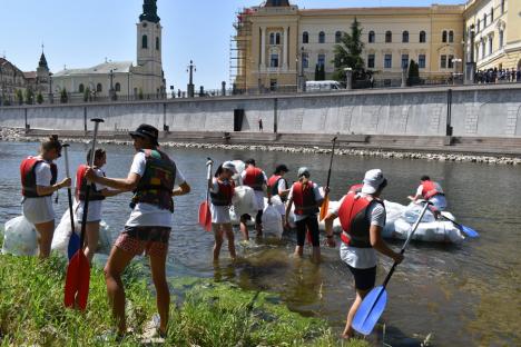 Duşi cu pluta... de pandemie: Elevii de la Liceul German din Oradea au făcut rafting pe Criş, cu două plute din PET-uri (FOTO / VIDEO)