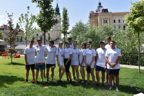 Duşi cu pluta... de pandemie: Elevii de la Liceul German din Oradea au făcut rafting pe Criş, cu două plute din PET-uri (FOTO / VIDEO)