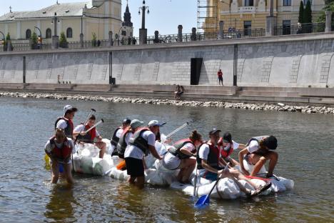 Duşi cu pluta... de pandemie: Elevii de la Liceul German din Oradea au făcut rafting pe Criş, cu două plute din PET-uri (FOTO / VIDEO)