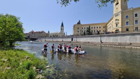 Duşi cu pluta... de pandemie: Elevii de la Liceul German din Oradea au făcut rafting pe Criş, cu două plute din PET-uri (FOTO / VIDEO)